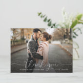 Einfaches Schwarz-Weiß-Hochzeitsskript-Foto Dankeskarte (Stehend Vorderseite)