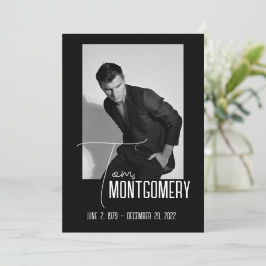 Einfaches Schwarzes Foto-Beerdigungsprogramm Einladung (Stehend Vorderseite)