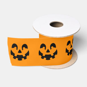 Einfaches schwarzes Kürbisgesicht auf orangefarben Satinband