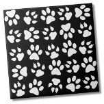 Einfaches Schwarzes Pet-Muster Fliese<br><div class="desc">Super niedlicher und moderner kleiner Druck mit Tierpfoten in Schwarz und Weiß, aber Sie können die Hintergrundfarbe ändern, um jede Farbe mit weißen Pfoten zu machen! Perfekt für einen niedlichen Druck. Ideal für Liebhaber von Haustieren und Eltern von Haustieren oder für Tierärzte oder Groomer. Viele Möglichkeiten! Ob Sie gewollt haben,...</div>