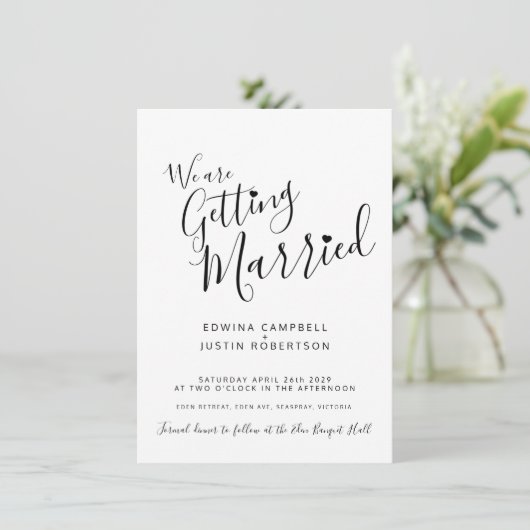 Einfaches, schwarzes Skript auf weißer Hochzeit Einladung (Stehend Vorderseite)