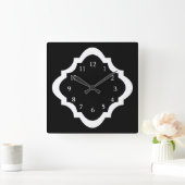 Einfaches Schwarzweiss-Quatrefoil Muster Quadratische Wanduhr (Zuhause)