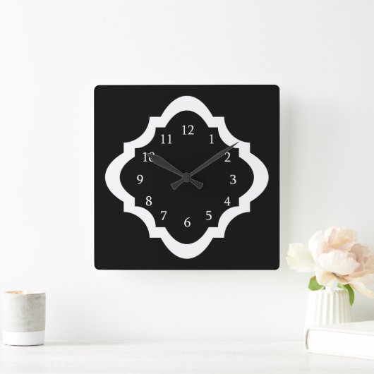 Einfaches Schwarzweiss-Quatrefoil Muster Quadratische Wanduhr (Zuhause)