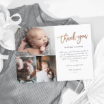 Einfaches Script 3 Foto Collage Baby Danke Postkarte<br><div class="desc">Dieses einfache Skript 3 Foto Collage Baby Dankeschön-Card bietet moderne Rose Gold handgeschriebene Kalligraphie danke und persönliche Nachricht auf der Vorderseite. Klicken Sie auf die Schaltfläche Personalisieren,  um dieses Design mit Ihren Fotos und Details anzupassen.</div>