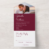 Einfaches Script-Burgundy Monogram-Foto Hochzeit All In One Einladung (Innen Boden)