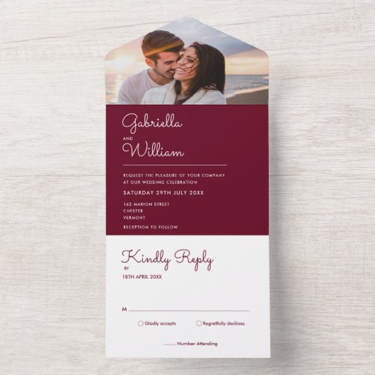Einfaches Script-Burgundy Monogram-Foto Hochzeit All In One Einladung (Innen Boden)