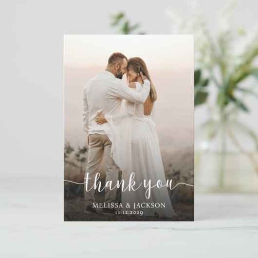 Einfaches Script Minimalistisch Wedding Foto Dankeskarte (Stehend Vorderseite)