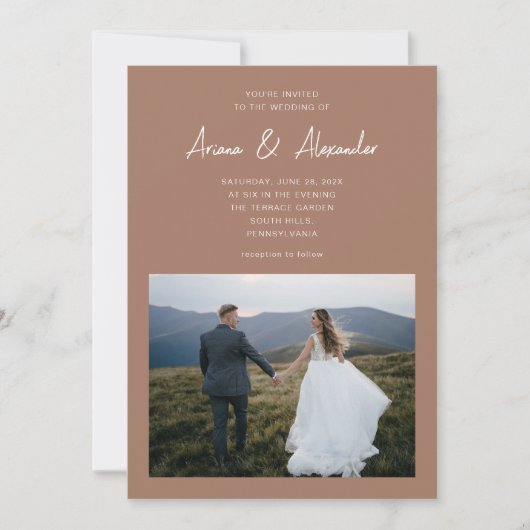 Einfaches Script Rich Brown Two Foto Wedding Einladung (Vorderseite)