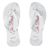 Einfaches Silver Lace & Red Script The Bride Weddi Badesandalen (Fußbett)