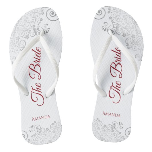Einfaches Silver Lace & Red Script The Bride Weddi Badesandalen (Fußbett)