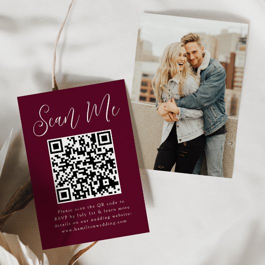 Einfaches Skript-Burgundy-Foto QR-Code-Hochzeit RS Begleitkarte