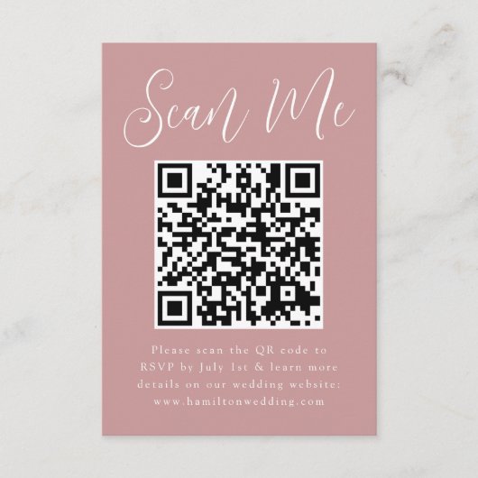 Einfaches Skript-Dusty-Rose QR-Code-Hochzeit RSVP Begleitkarte (Vorderseite)