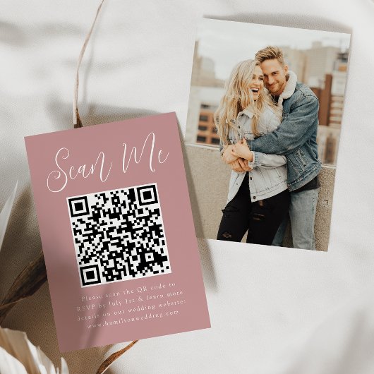 Einfaches Skript-Dusty-Rose QR-Code-Hochzeit RSVP Begleitkarte