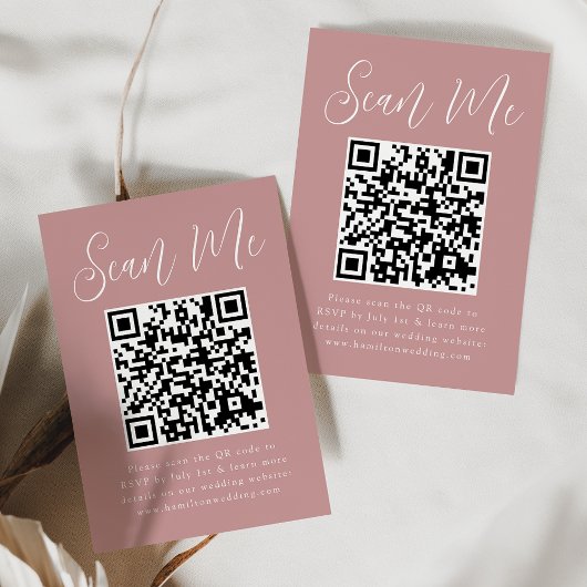 Einfaches Skript-Dusty-Rose QR-Code-Hochzeit RSVP Begleitkarte