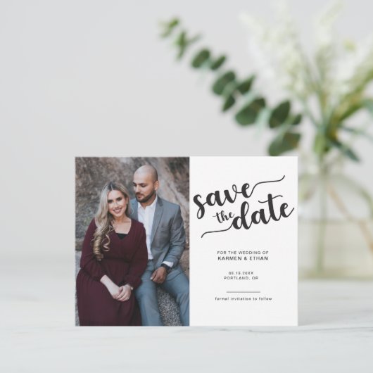 Einfaches Skript Save the Date Schwarz/Weiß-Foto Ankündigungspostkarte (Stehend Vorderseite)