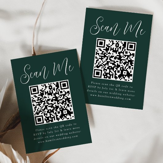 Einfaches Skriptwald Grüner QR Code Hochzeit RSVP Begleitkarte