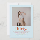 Einfaches Soft Blue Minimal Foto 30. Geburtstag Einladung (Vorderseite)