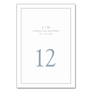 Einfaches staubblaues Monogramm Elegante Hochzeit Tischnummer