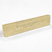 Einfaches typografisches Geschäft mit metallischem Namensplakette