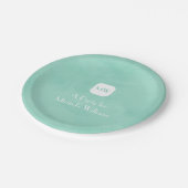 Einfaches und schickes tadelloses grünes Monogramm Pappteller (Schrägansicht)