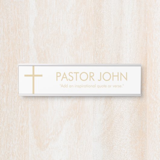 Einfaches Weiß- und Goldkreuz mit Namen und Anführ Türschild (Vorderseite )