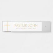 Einfaches Weiß- und Goldkreuz mit Namen und Anführ Türschild (Vorderseite )