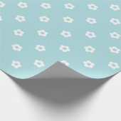 Einfaches weißes Blumendesign auf hellblauem Hinte Geschenkpapier (Ecke)