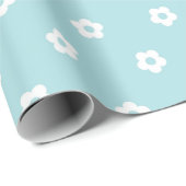 Einfaches weißes Blumendesign auf hellblauem Hinte Geschenkpapier (Rolleneckpunkt)