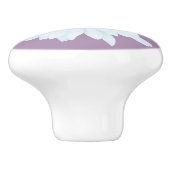 Einfaches weißes Gänseblümchen auf Lila Keramikknauf (Seitenansicht)