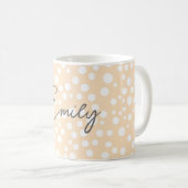 Einfaches weißes gepunktetes Muster auf pfirsichfa Kaffeetasse (VorderseiteRechts)