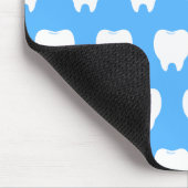 Einfaches weißes Zahn mit hellblauem Muster – Saub Mousepad (Ecke)