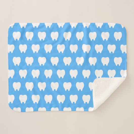Einfaches weißes Zahnmuster mit hellblauem Muster Sherpadecke (Vorderseite (Horizontal))