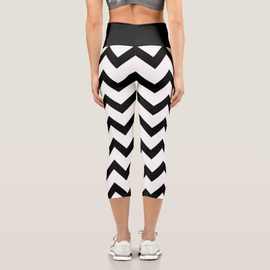 Einfaches Zickzack Schwarzweißmuster Capri Leggings (Rückseite)