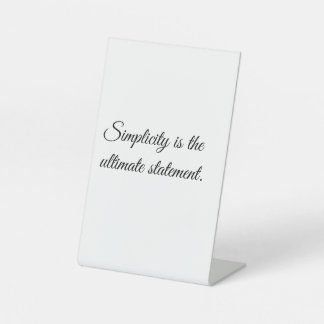 „Einfachheit ist die ultimative Aussage“ Modern ei Sockelschild