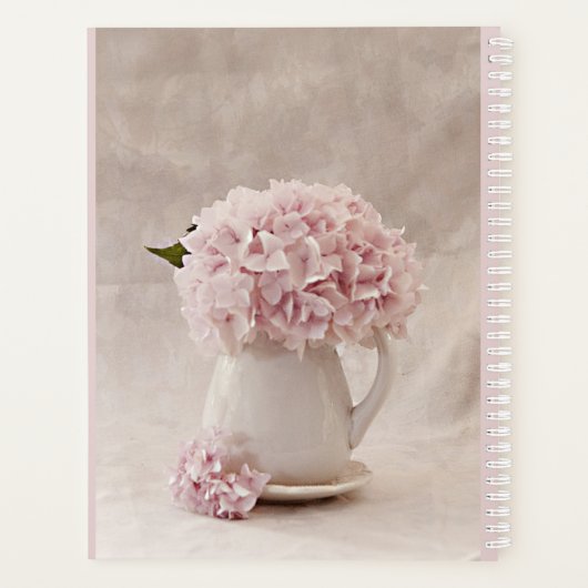 Einfachheit Pink Hydrangeas in einem Pitcher Planer (Rückseite)