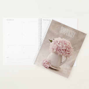 Einfachheit Pink Hydrangeas in einem Pitcher Planer
