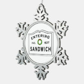Einfahrt in die Stadt Massachusetts Sandwich Schneeflocken Zinn-Ornament (Rechts)