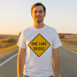 Einfahrtsbrücke Straßenschild Gelb T-Shirt