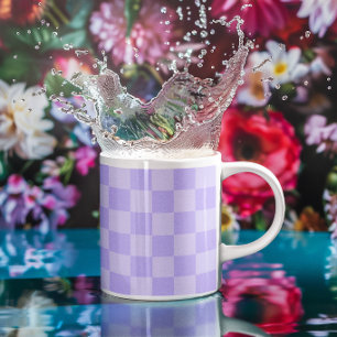 Einfarbige lila karierte Musterung Kaffeetasse
