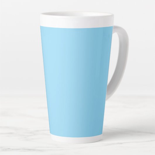 Einfarbiger hellblauer Hintergrund, gleichmäßig ge Milchtasse (Rechte Ecke)