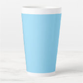 Einfarbiger hellblauer Hintergrund, gleichmäßig ge Milchtasse (Vorderseite)