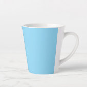 Einfarbiger hellblauer Hintergrund, gleichmäßig ge Milchtasse (Rechts)
