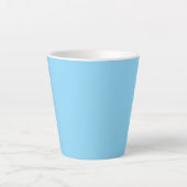 Einfarbiger hellblauer Hintergrund, gleichmäßig ge Milchtasse (Vorderseite)