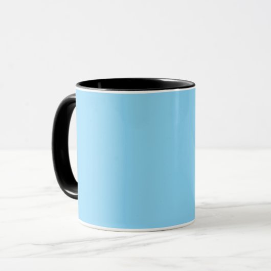 Einfarbiger hellblauer Hintergrund, gleichmäßig ge Tasse (Vorderseite Links)