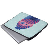 Einfrieren des Kindes mit Hut und Karton im kalten Laptopschutzhülle (Vorne Knopf)