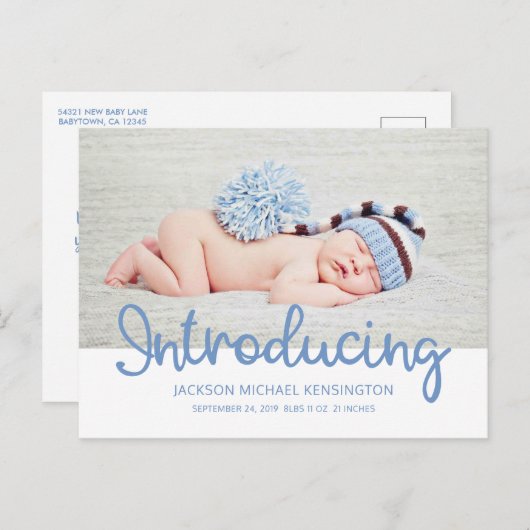Einführung des Baby Boy Blue Typografy Fotos Ankündigungspostkarte (Vorne/Hinten)