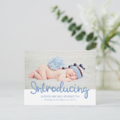 Einführung des Baby Boy Blue Typografy Fotos Ankündigungspostkarte (Stehend Vorderseite)