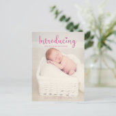 Einführung in Pink Baby Girl Vertical Foto Script Ankündigungspostkarte (Stehend Vorderseite)