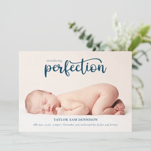 Einführung von Perfection Simple Script Foto Birth Ankündigung (Stehend Vorderseite)