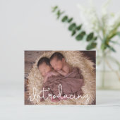 Einführung von Script Twin Baby Birth Ankündigung Postkarte (Stehend Vorderseite)